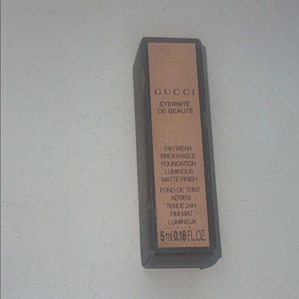 Gucci Éternité de Beauté Foundation Sample - Beige and Black